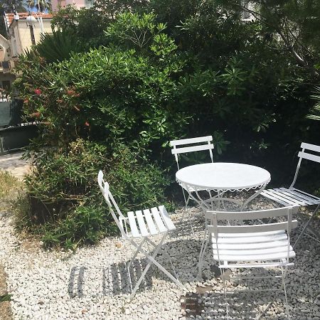 Apartamento Cozy House With Parking And Garden Niza Exterior foto