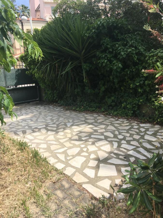 Apartamento Cozy House With Parking And Garden Niza Exterior foto